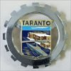 920TA Stemma ingranaggio in metallo cromato scudo dorato Città di TARANTO diametro mm 70  dipinto a mano con perni a tergo, anni 70