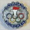 916OLY  Stemma ingranaggio in metallo argentato  «OLIMPIADE di MONACO»  diametro mm 70  dipinto a mano con perni a tergo, anni 70