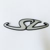 LB23 Scritta SV in alluminio, lunghezza mm.105, con 2 perni a tergo